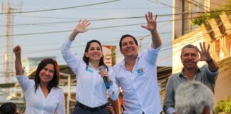 Al centro, Luisa González y Andrés Arauz, candidatos a presidenta y vice por la Revolución Ciudadana